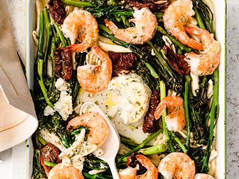 Traybake met scampi’s, pasta, kruidenkaas en broccolini