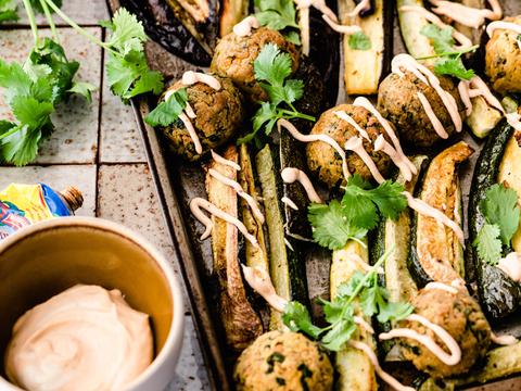 Falafeltraybake met courgette, aubergine en tahin-yoghurtsaus