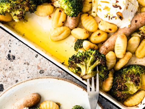 Bakplaat met gnocchi, worstjes, broccoli en ricotta
