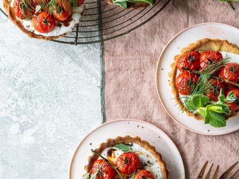 Kruidige tarteletjes met geroosterde kerstomaten en burrata