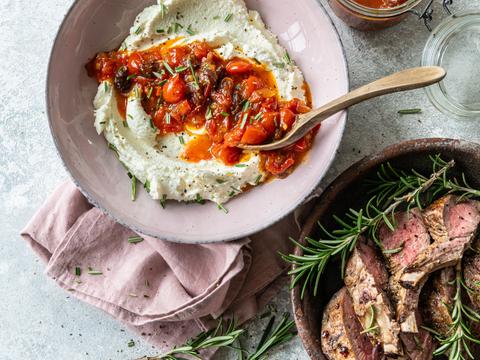 Lamskroon met kerstomatenchutney en opgeklopte feta
