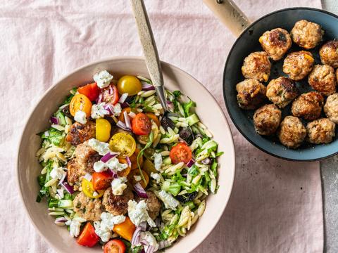 Orzosalade met kerstomaatjes en gehaktballetjes