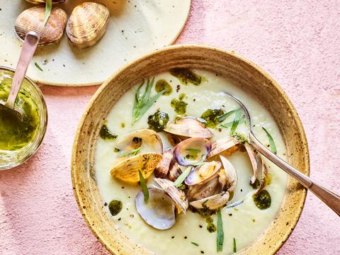 Venkelsoep met vongole en dragonolie