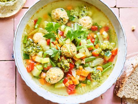 Minestrone met pistachepesto en kippenballetjes