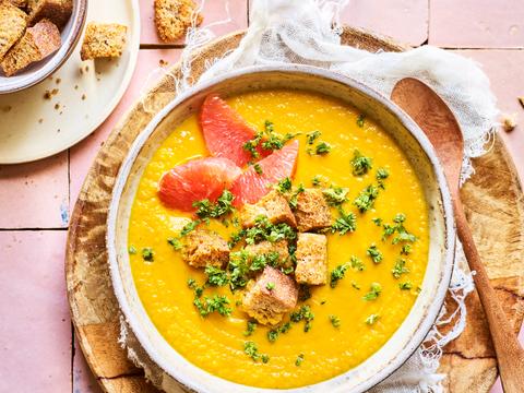 Soep van geroosterde wortelen met pompelmoes en gremolata