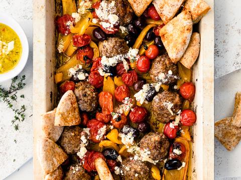 Griekse traybake met lamsgehaktburgers en frisse feta-tijmolie