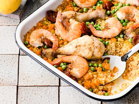 Spaanse paella-traybake met kip en scampi’s