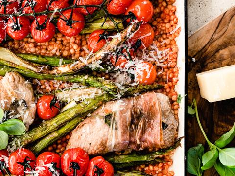 Italiaanse traybake met saltimbocca, pasta en groene asperges
