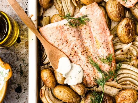Zalm op de bakplaat met venkel, krieltjes en zureroomsaus