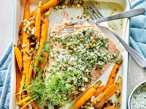 Gebakken zalm met kruidige topping, wortelen en yoghurtdressing