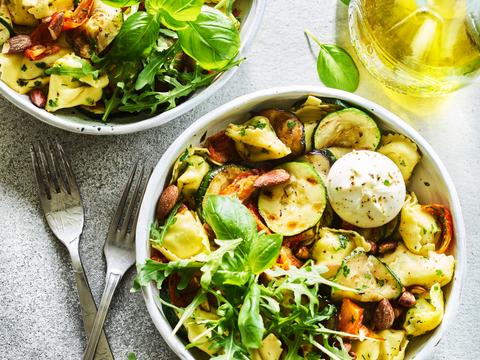 Salade van gevulde pasta met gegrilde groenten