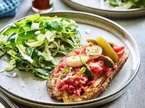 Toast kannibaal met waterkerssalade