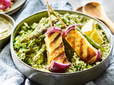 Halloumispiesjes van de grill met taboulé en geitenkaasdip