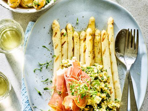 Gegrilde witte asperges met Gandaham, botersaus en gekookte krieltjes