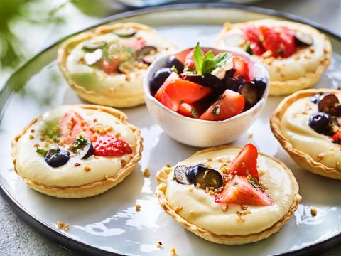 Taartjes met crème van witte chocolade en frisse fruitsalsa