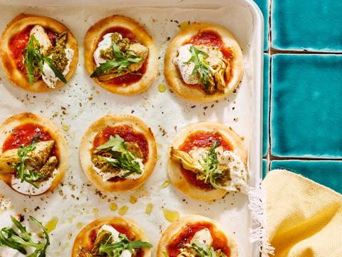 Minipizza’s met burrata, pesto, artisjok en rucola