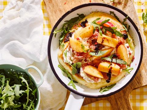 Kleine pizza’s uit de pan met nectarine, stracciatella en ham