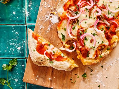 Pinsa met taleggio, rode pesto, gepekelde ui en ansjovis