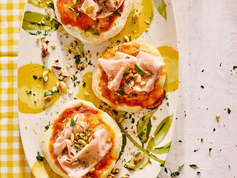 Kleine pizza’s met mortadella en pistaches