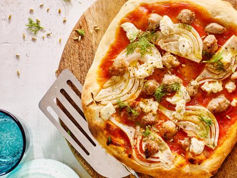 Zuurdesempizza met venkel, ricotta en venkelworst