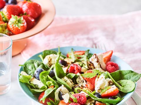 Spinaziesalade met aardbeien, frambozen en blauwe bes