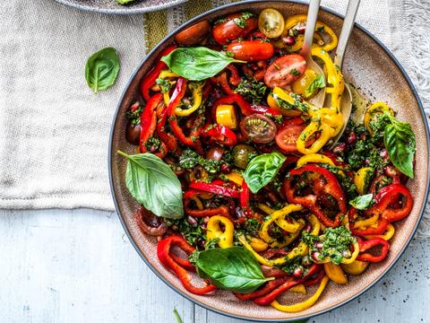 Salade van puntpaprika, kerstomaten en basilicumvinaigrette