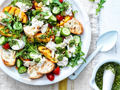 Panzanella met gegrilde perzik en buffelmozzarella