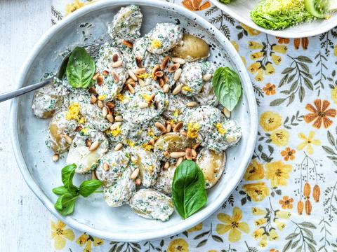 Aardappelsalade met een romige kruidendressing