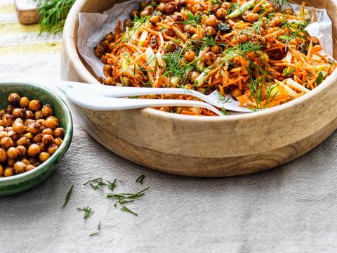 Wortelsalade met kikkererwten en zoete mosterddressing