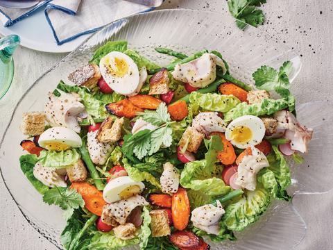 maaltijdsalade met groene asperges, gersoosterde wortel, eitjes en rode poon