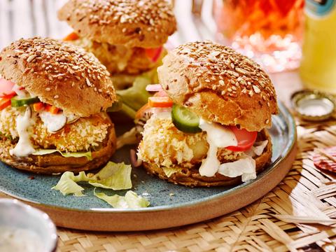 Minifishburgers met snelle tartaar­saus en gepekelde groentjes
