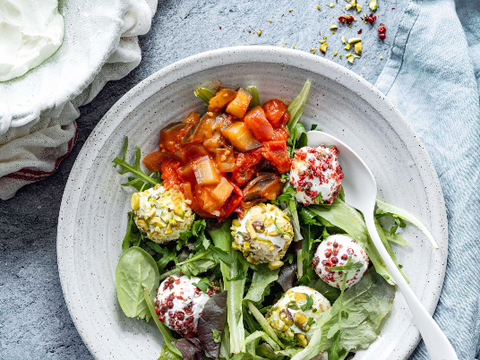 NEW Salade met labneh­balletjes en tomatenaubergine­compote