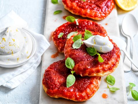 Kleine aardbeien-tartes tatin met citroenroom