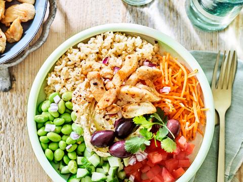 Hummusbowl met volkorenrijst en kip