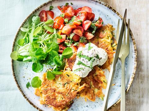 Courgette-wortelfritters met kerstomatenslaatje