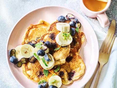 Haverzemelenpancakes met blauwe bessen en banaan