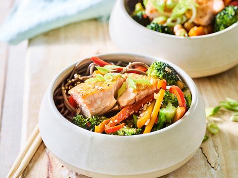 Zalm met noedels en gewokte groenten