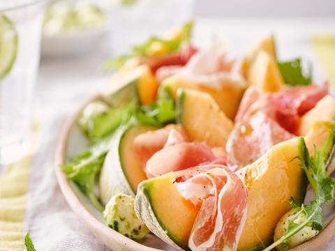 Meloenpartjes met prosciutto en mozzarellaballetjes