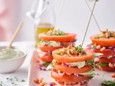 Torentje tomaat-garnaal met avocadosaus