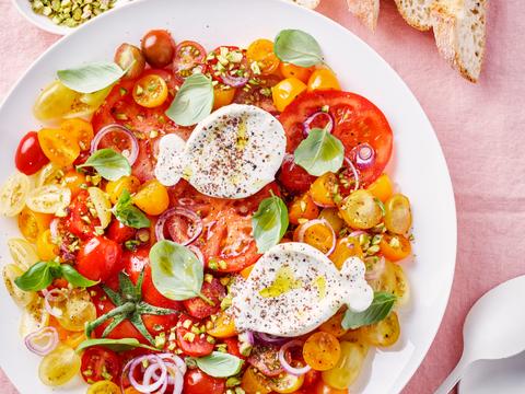 Kleurrijke tomatensalade met burrata en pistaches