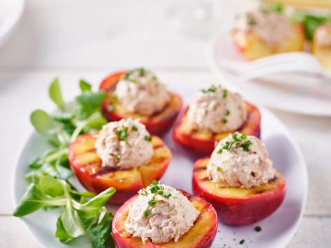 Gegrilde nectarines met tonijnsalade