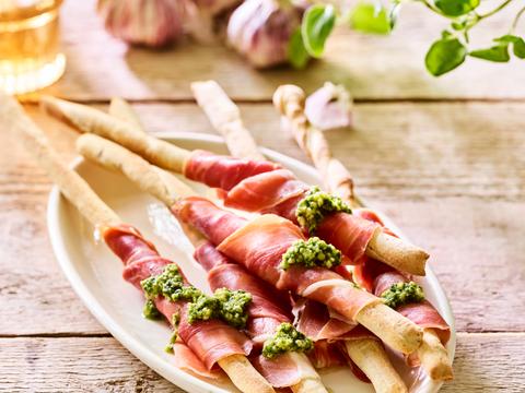 Broodstengels met zuiderse charcuterie