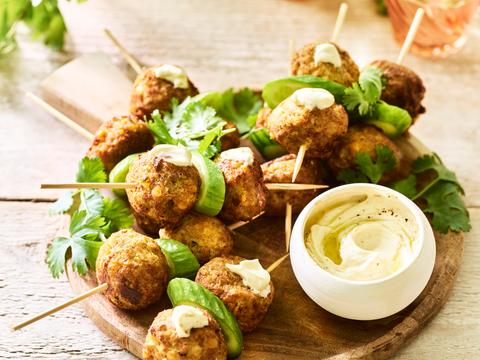 Falafelballetjes op een stokje