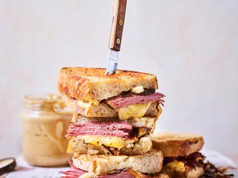 Croque pastrami met gekaramelliseerde venkel