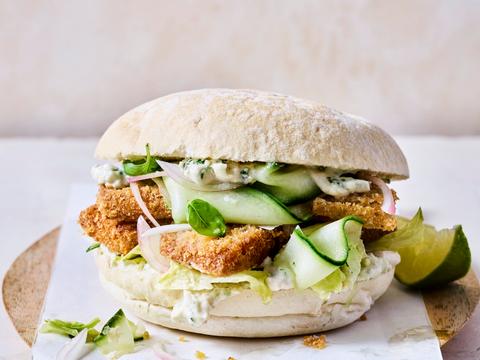 Vegan broodje met krokante tofoe, komkommersalade en veganaise