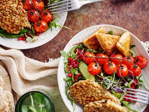 Natalies fattoush met aubergineschnitzels en gebakken pitabroodjes