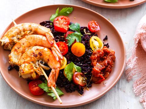 Zwarterijstsalade met gambaspiesjes en tomatenchutney
