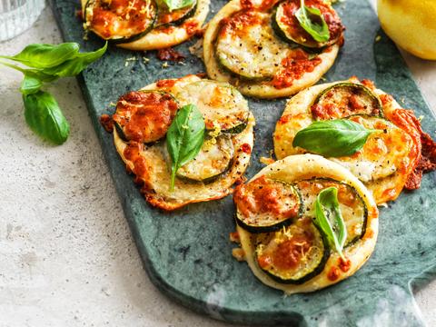 Minipizza’s met mozzarella, courgette en citroen