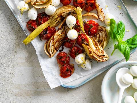 Gegrilde venkel met bocconcini en kerstomaten