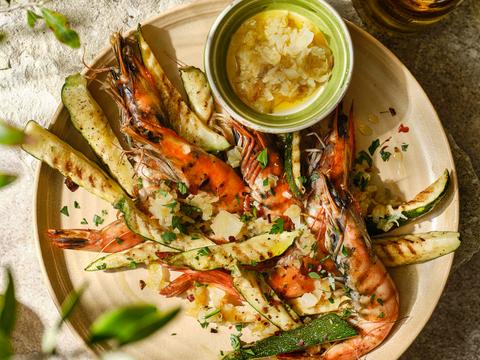 Gamba’s en courgette met knoflookolie
